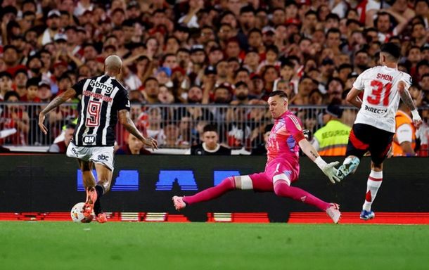 Polémica River vs Atlético Mineiro: ¿era penal de Franco Armani sobre Deyverson?