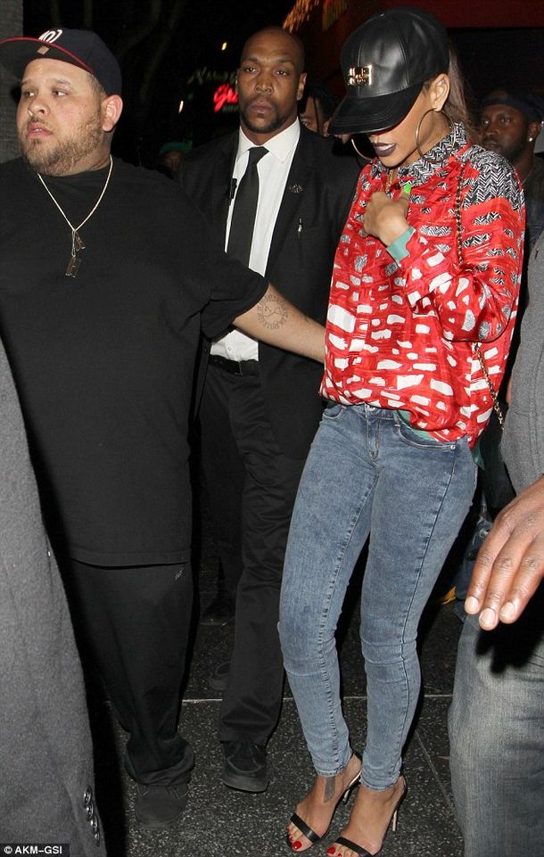 Una estrella de la música que marca tendencia con sus labios oscuros