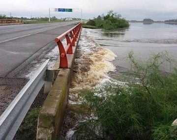 El temporal provocó el desborde de la autopista que une Rosario y Santa Fe