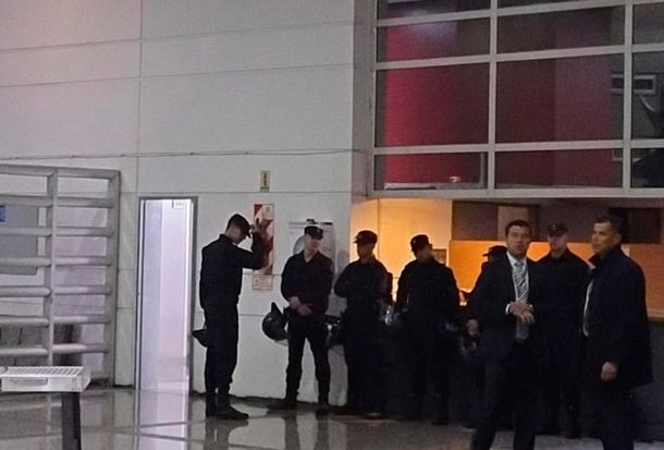 Fuerzas de seguridad custodian el edificio de Cancillería | Foto: ATE en X