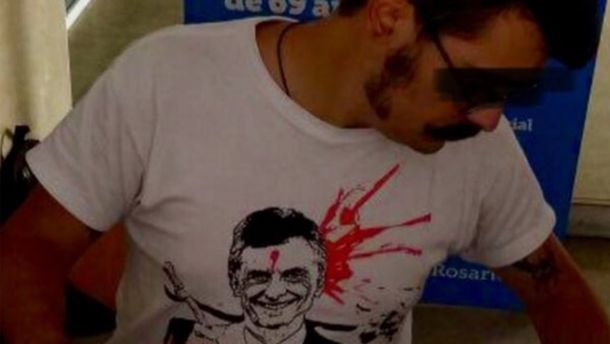 Empleado municipal fue a trabajar con una remera de Macri con un balazo en la frente