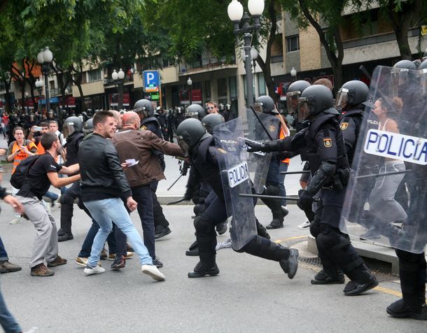 Referéndum en Cataluña: así fue la salvaje represión policial a los votantes