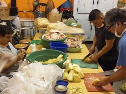 Más de 2 cuadras de fila para retirar comida de un comedor: La gente es agradecida