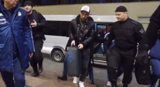 El momento del arribo del 10 al hotel