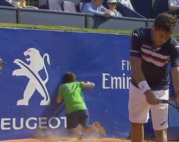 VIDEO: Un alcanzapelotas tropezó y terminó haciendo reir a todo el estadio
