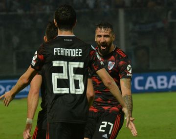 Nacho Fernández y Lucas Pratto celebran