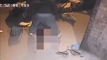 El hombre golpeó salvajemente a la turista alemana El hombre golpeó salvajemente a la turista alemana