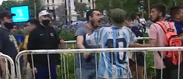 Disturbios e incidentes en el comienzo del velatorio público de Diego Maradona