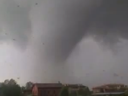 espectacular tornado en italia deja heridos y evacuados espectacular tornado en italia deja heridos y evacuados