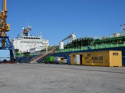 Se aprobó el decreto de desmonopolización de venta de combustibles en los puertos. Se aprobó el decreto de desmonopolización de venta de combustibles en los puertos.