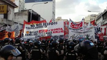 #parodel28: la prefectura impide el corte total sobre puente pueyrredon #parodel28: la prefectura impide el corte total sobre puente pueyrredon