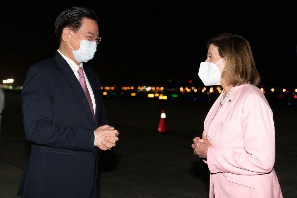 Nancy Pelosi llegó al aeropuerto Songshan