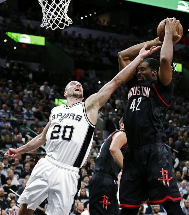 Emanuel Ginóbili pelea con el brasileño Nenê&nbsp;