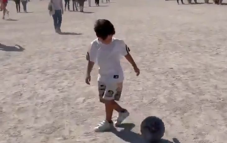 Mateo Messi, a puro fútbol por las calles de París