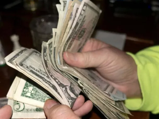 Hablaron los primeros en encontrar dólares en un basural de Santa Fe: Creímos que eran de juguete