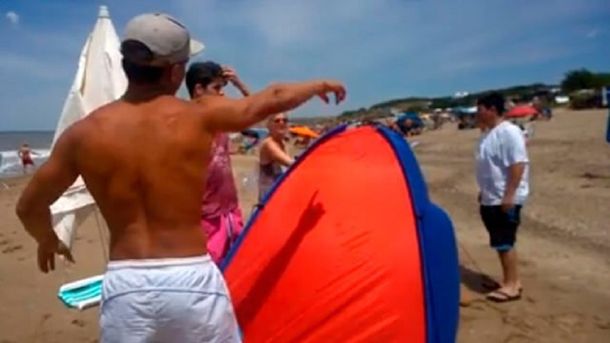 Guardavidas quiere echar a familia en playa de Mar del Plata