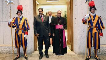 La única imagen que se difundió es de la salida del presidente de Venezuela saliendo de la Santa Sede. La única imagen que se difundió es de la salida del presidente de Venezuela saliendo de la Santa Sede.