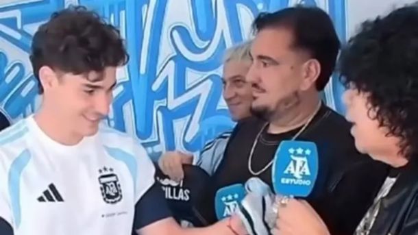 Julián Álvarez sorprendió a La Mona Jiménez con un regalo especial en pleno streaming