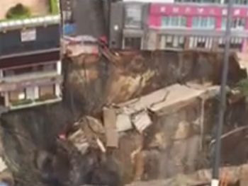 Un pozo se tragó el asfalto de una calle