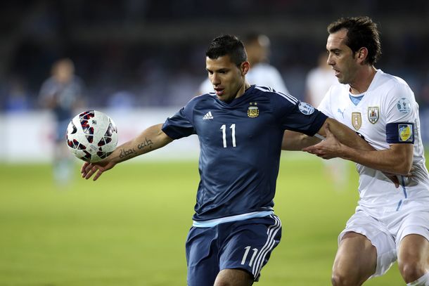 Sufriendo sobre el final, Argentina venció a Uruguay y comparte la punta del grupo con Paraguay
