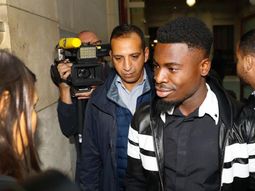 la policia no dejo ingresar a serge aurier al reino unido la policia no dejo ingresar a serge aurier al reino unido