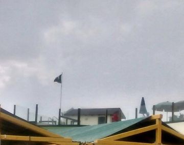 Izaron en la Costa los primeros banderines negros para alertar caídas de rayos