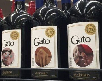 Le pegó memes de gatos a botellas de vino