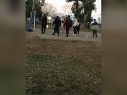 Denuncian que policías dispararon cerca de una embarazada mientras jugaban a la pelota en una plaza