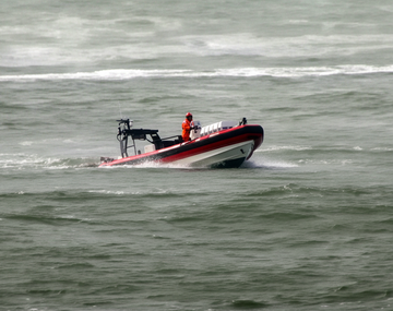 Mar del Plata: dos deportistas quedaron atrapados en el mar durante el fuerte temporal
