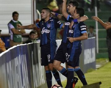Festejo de Atlético Tucumán ante Oriente Petrolero