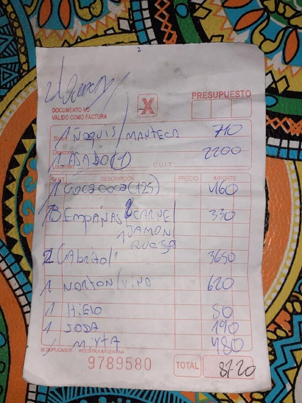 Le cobraron casi un IFE por una comida a una familia