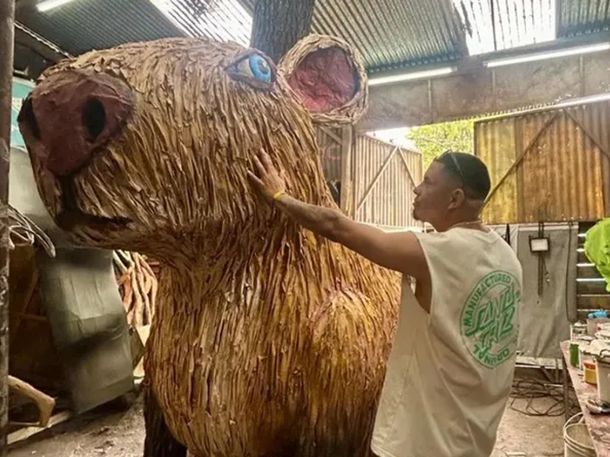 Homenaje a Kim Gómez en La Plata: suman un carpincho gigante a la quema de muñecos