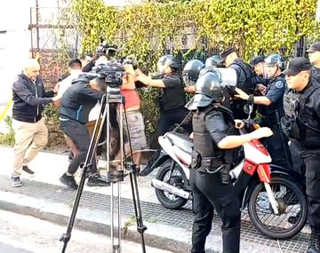 Violenta agresión de la Policía Federal a un camarógrafo de TV en el Congreso