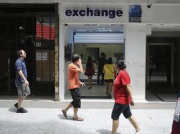 Los turistas pordrán comprar dólares de una manera más fácil