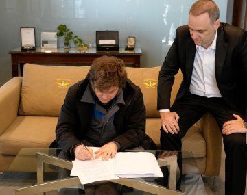 Milei llegó de Oslo y firmó el proyecto de reforma laboral