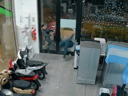 Destrozaron la puerta de un local en Bell Ville y se robaron varios celulares Destrozaron la puerta de un local en Bell Ville y se robaron varios celulares