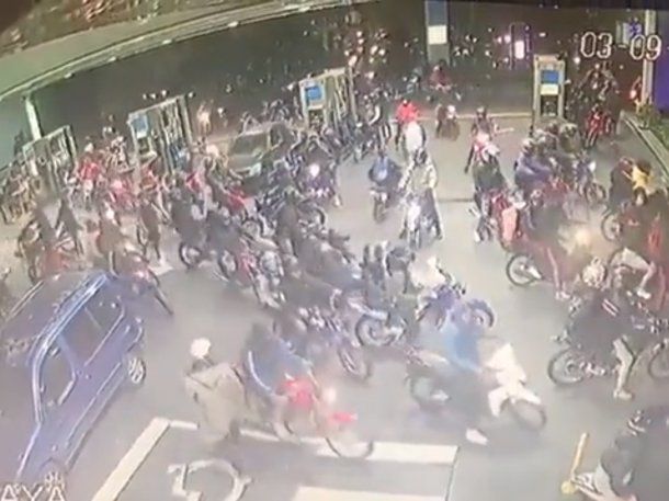 Ataque piraña en Bernal: 50 motos robaron nafta en una estación de servicio