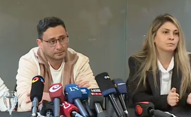 El papá de Agostina Vega se quebró en la conferencia de prensa El papá de Agostina Vega se quebró en la conferencia de prensa