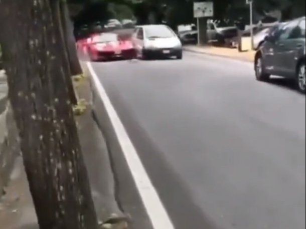 El choque viral del Twingo a la Ferrari de Shakira