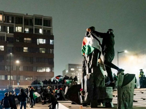 Cinco personas fueron hospitalizadas y otras 62 fueron arrestadas tras el brutal ataque en  Ámsterdam.