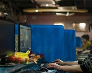 Un joven chino vive hace seis años en un cyber café