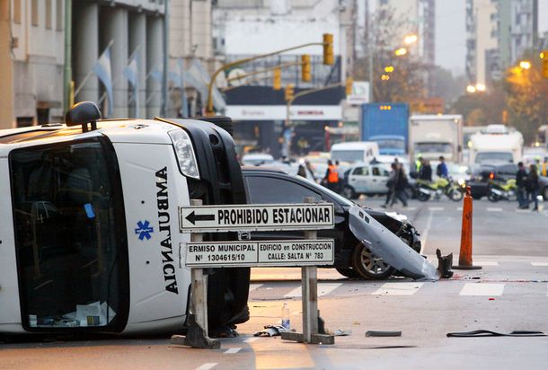 Choque y vuelco en pleno Constitución deja tres heridos