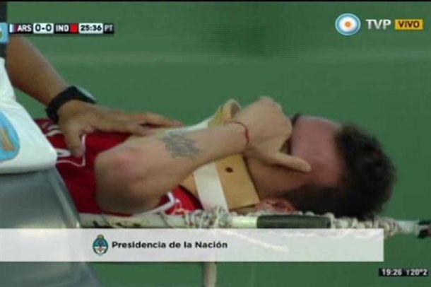 Mancuello chocó con un defensor y fue sacado en camilla