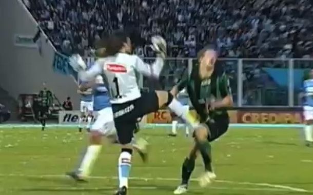 La brutal patada de Olave que para Pitana sólo fue amarilla