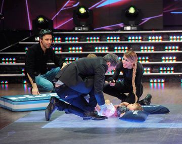 Mirá como Tinelli le cambia los pañales a las gemelas de Cinthia Fernández