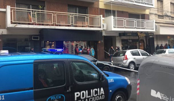 Un zapatero se resistió a un asalto, resultó baleado y el delincuente murió