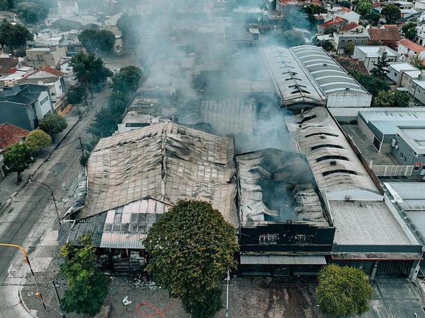 Impactante incendio en Mar del Plata: el fuego arrasó un concesionario con autos y una ferretería. Impactante incendio en Mar del Plata: el fuego arrasó un concesionario con autos y una ferretería.