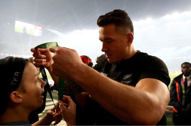 VIDEO: Un All Black le regaló su medalla a un niño