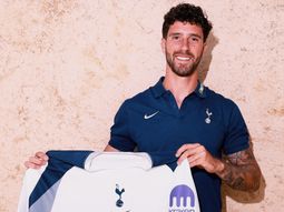 con la participacion de ardiles, tottenham oficializo la llegada de senesi con la participacion de ardiles, tottenham oficializo la llegada de senesi
