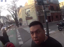 violenta agresion de un taxista a un ciclista: me miraste mal violenta agresion de un taxista a un ciclista: me miraste mal